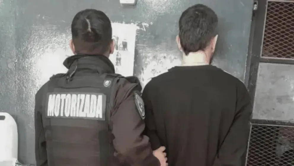 Rosario: Joven de 17 años tuvo que colgarse del balcón para escapar de un abusador que la engañó con un falso trabajo de niñera