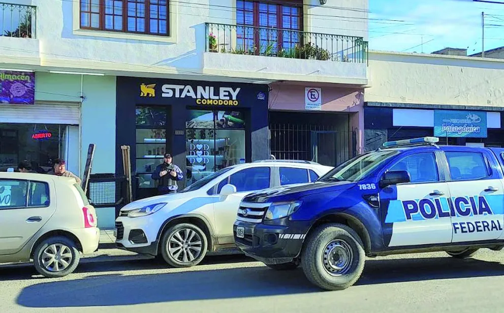 Vendían prendas de vestir de una reconocida marca internacional, pero eran adulteradas y fueron allanados por la Policía Federal