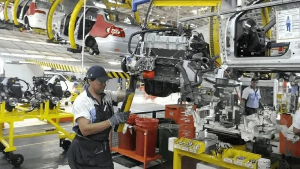 La caída de la producción industrial en Argentina: despidos masivos y suspensión de personal en los sectores automotriz y textil