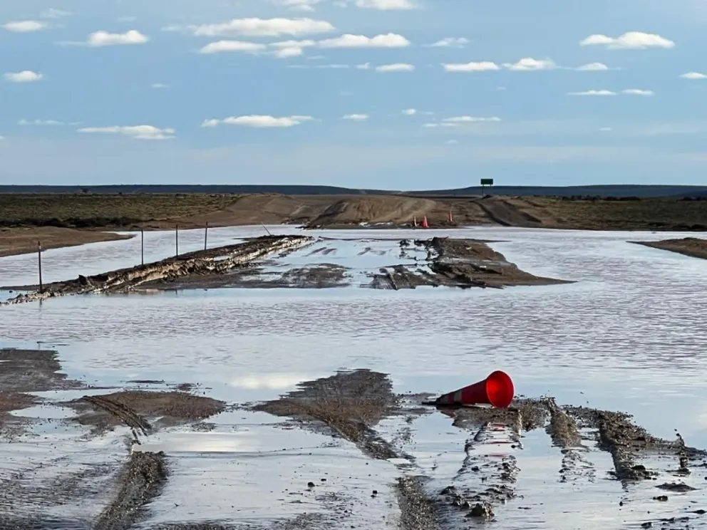 Vecinos exigen el drenaje de dos lagunas para garantizar la circulación en la ruta 47