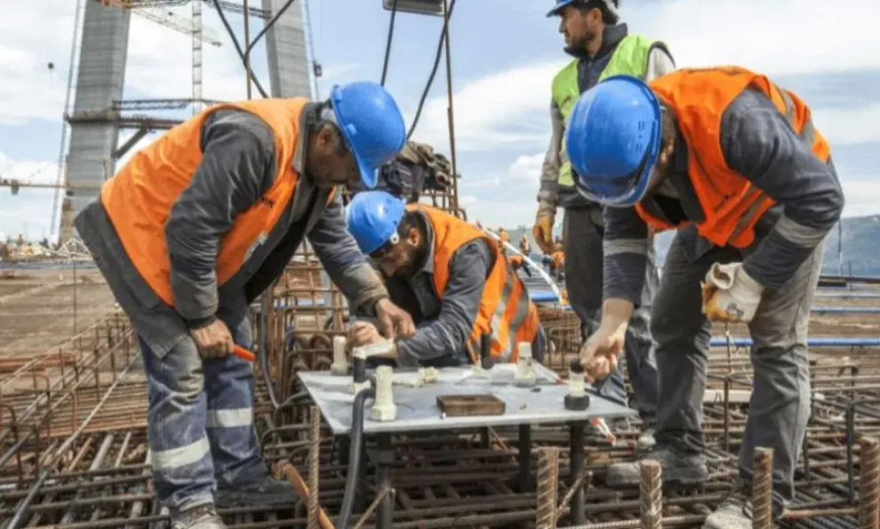 Lejos de tocar piso, el empleo privado aceleró su desplome