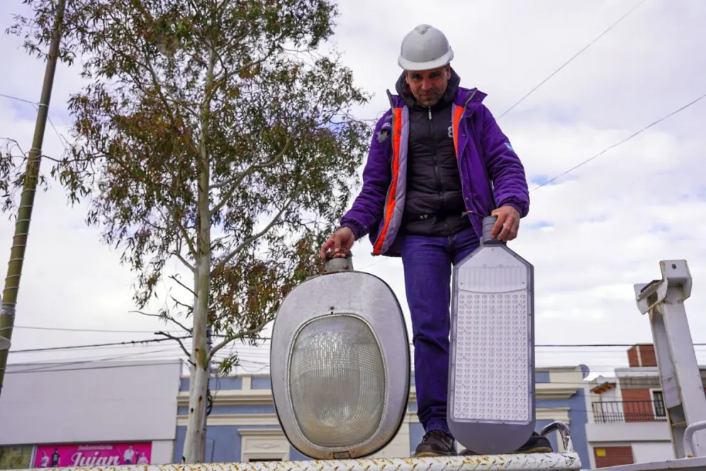 Rawson: La Cooperativa Eléctrica repara equipos de iluminación