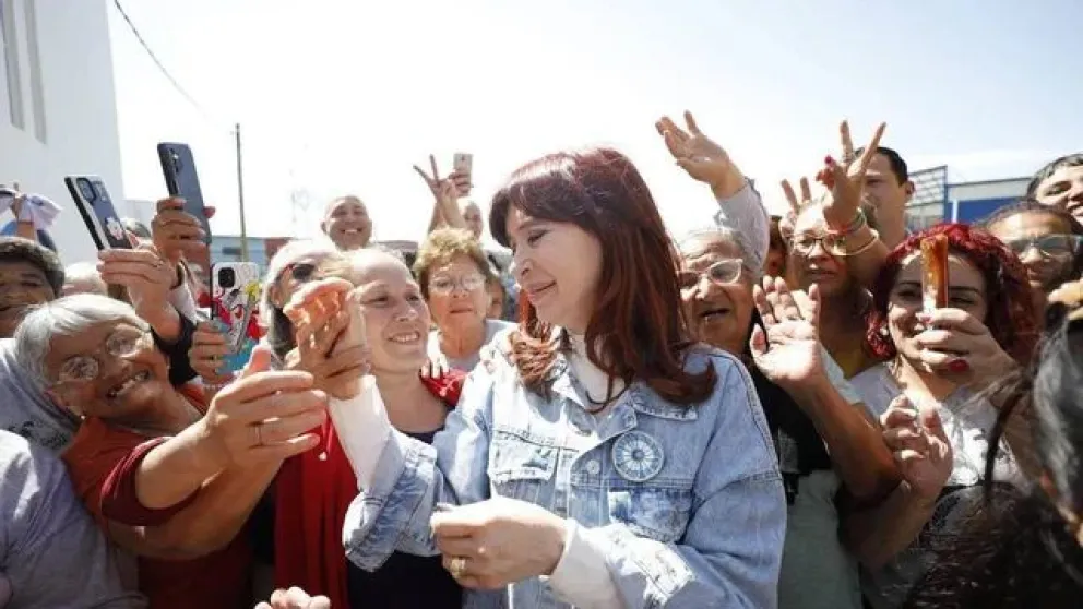 En clave electoral, Cristina Kirchner recorrió La Matanza y les pidió a los vecinos "organizarse"