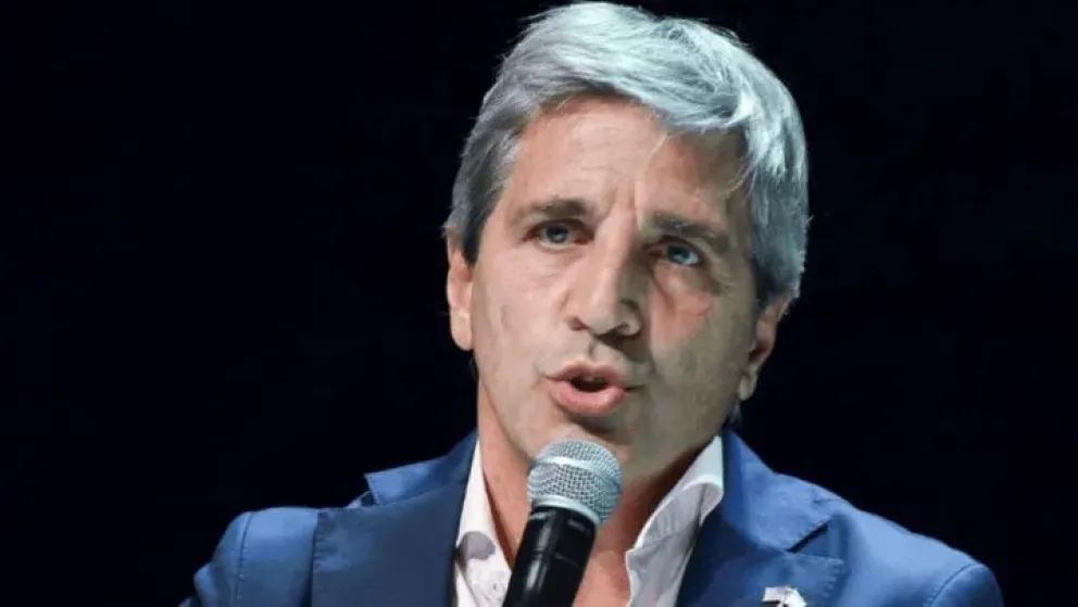 Luis Caputo anunció la reducción gradual de aranceles para 89 productos, incluyendo neumáticos y motos