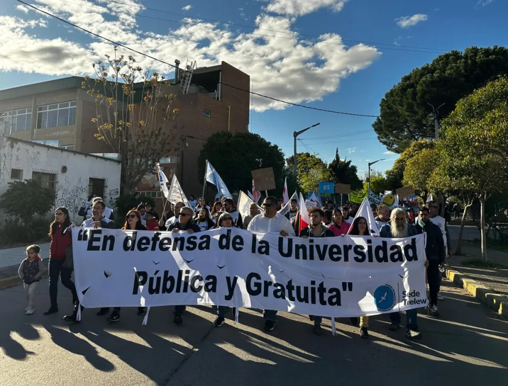 Gran movilización universitaria en Trelew en defensa de la educación pública