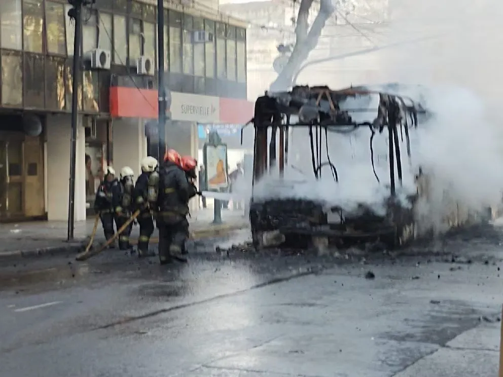 Voraz incendio de un colectivo que transportaba pasajeros en Almagro