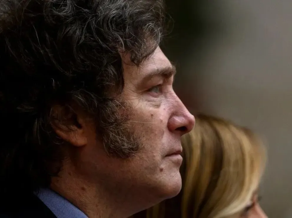 La figura de Milei decayó en el electorado pero se sostiene en una base del 43%