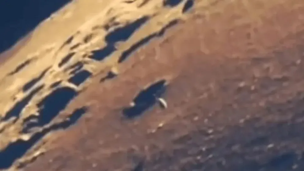 Captan extraño objeto saliendo de un cráter de la Luna: ¿Un OVNI despegando de una base alienígena?