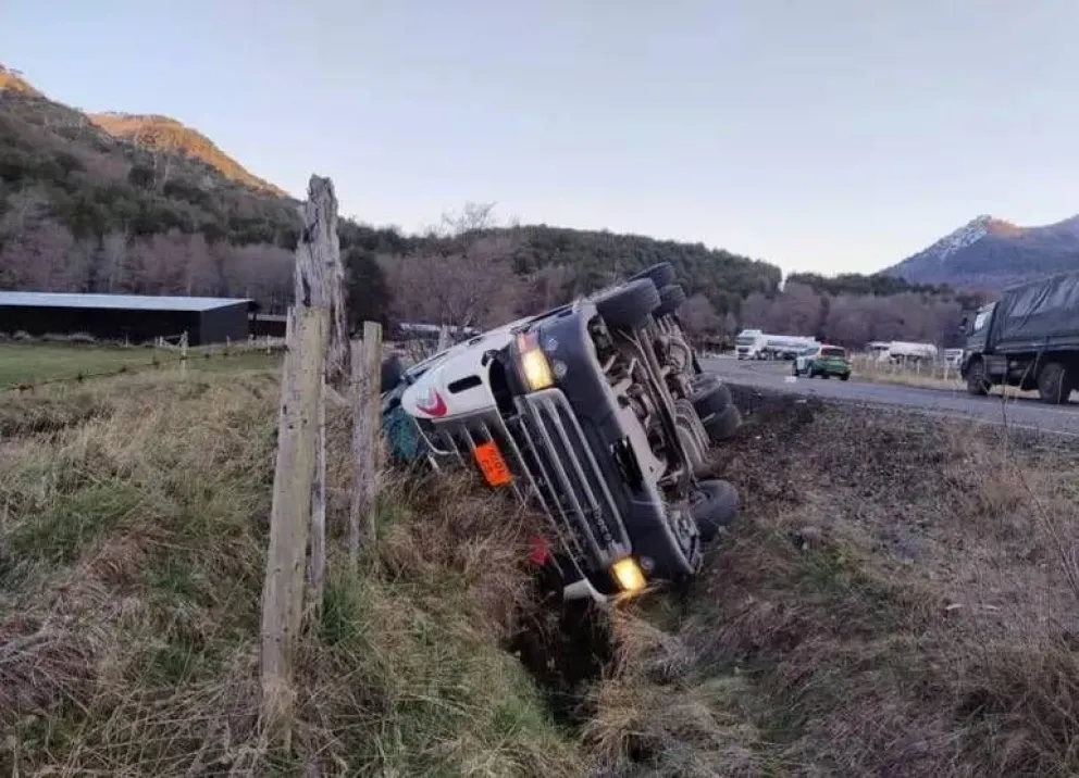 Vuelco en Chile se cobra la vida de dos camioneros patagónicos