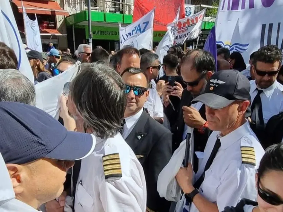 Los pilotos respondieron al decreto que determinó la privatización de Aerolíneas Argentinas
