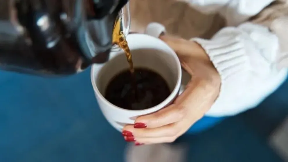 Despiden sin indemnización a empleada de supermercado: descubrieron que tomó un café "gratis" todos los días durante 35 años