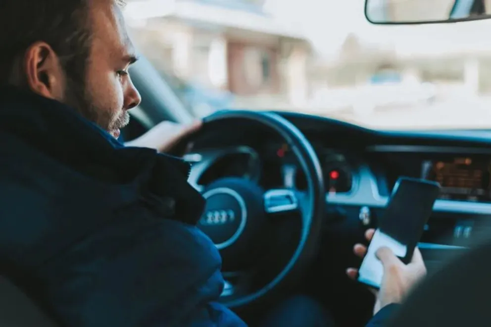 El celular, un peligro al volante: más de 200 mil personas lo usan cuando manejan