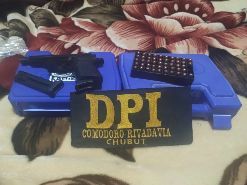 Anduvieron a los tiros por el barrio Isidro Quiroga, les allanaron sus casas y les secuestraron 2 armas de fuego