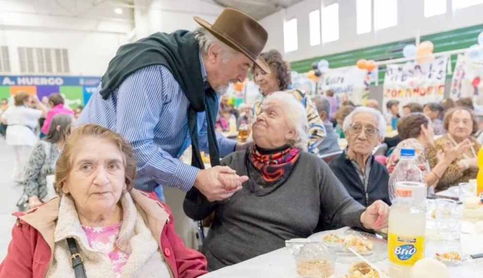 Más de 600 personas participaron del agasajo por el Día del Adulto Mayor en el Club Huergo
