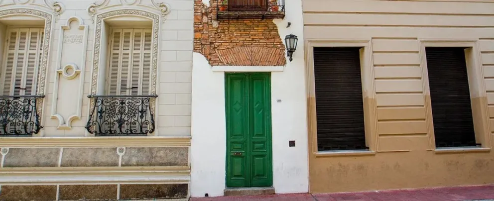 Es una casita muy pequeña que está en una calle empedrada y tiene mucha historia entre sus paredes