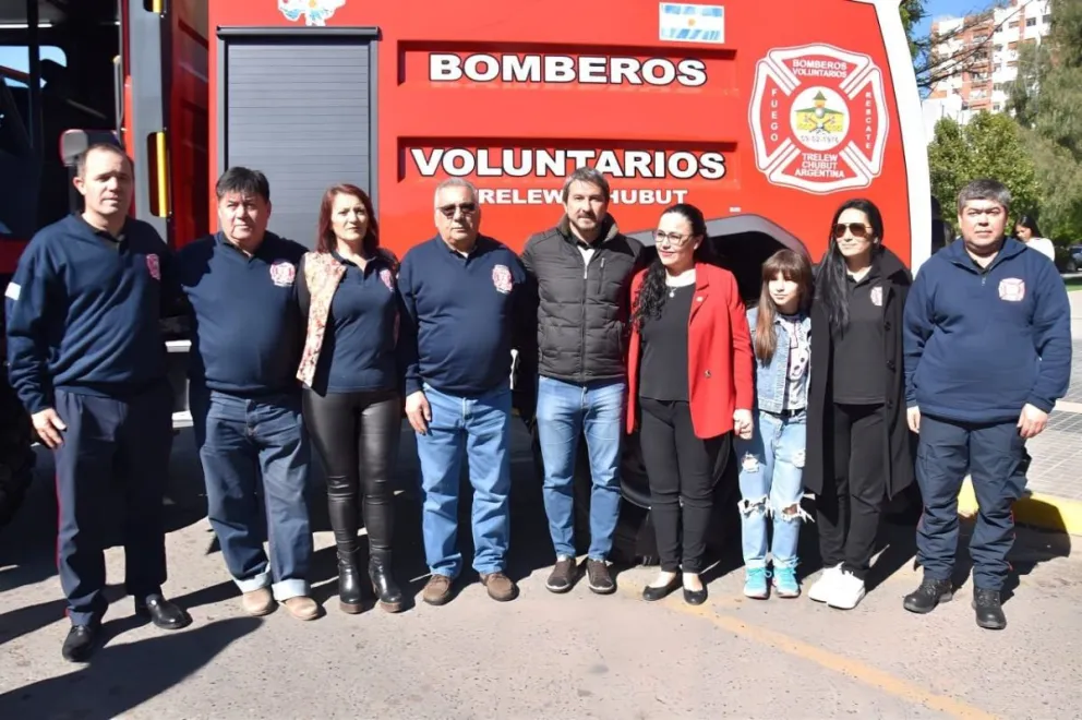 Bomberos Voluntarios presentó tres nuevas unidades, y Merino destacó la administración “austera y transparente” de la comisión