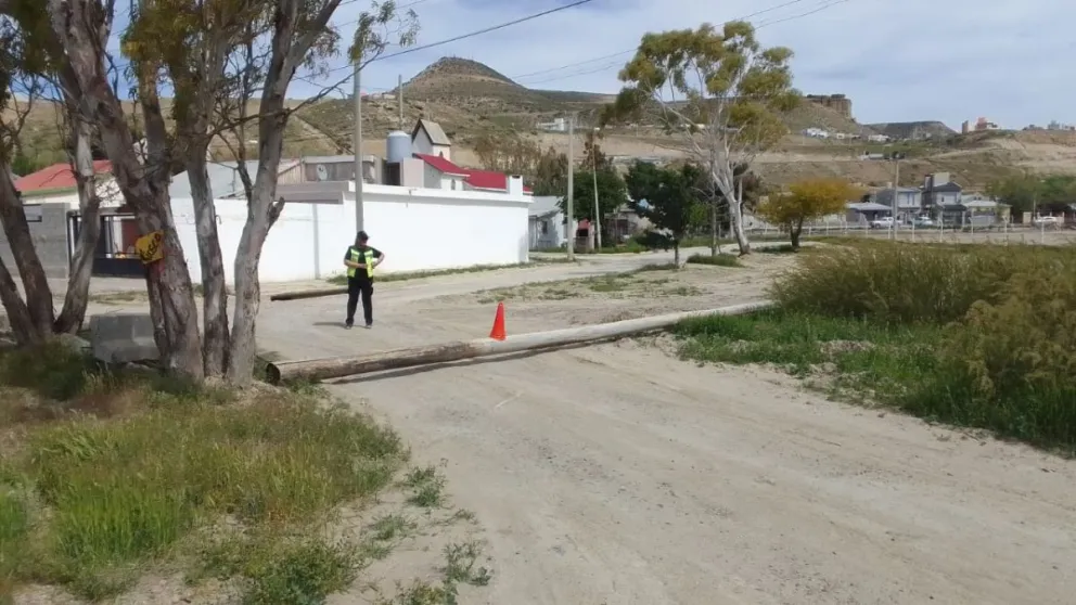 Cansado de que pasen vehículos a gran velocidad, “cortó” una calle con un poste de luz