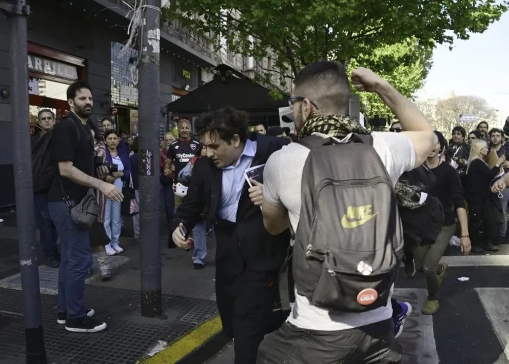 Tras el aval al veto, agredieron a un streamer libertario en las afueras del Congreso
