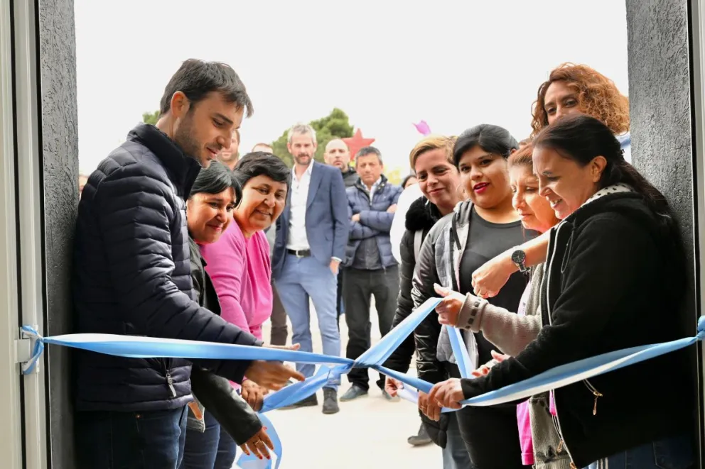 Torres acompañó el 124º aniversario de Camarones con entrega de aportes, inauguraciones y firma de convenios para infraestructuras