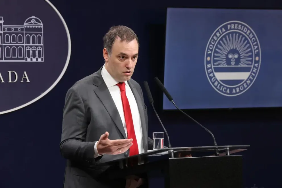 Manuel Adorni anunció la compra de activos de YPF en Vaca Muerta y medidas en energía y minería