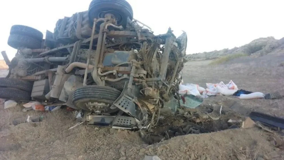 Camión cayó de un puente y quedó destruido con su conductor atrapado