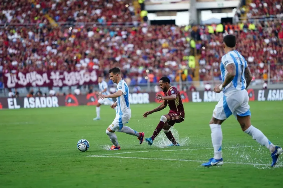 La Selección argentina empató con Venezuela por las Eliminatorias, pero sigue como único líder