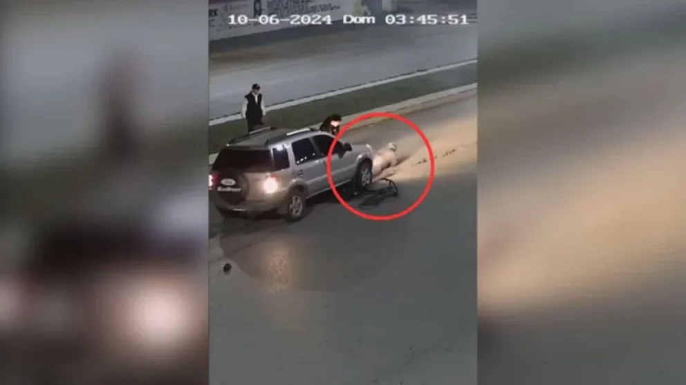 Santa Cruz: Una mujer atropelló a un ciclista, lo arrastró 50 metros y huyó