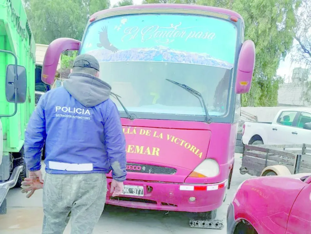 Robaron un motorhome del patio de una casa y apareció en la vivienda de unos gitanos que venden vehículos usados
