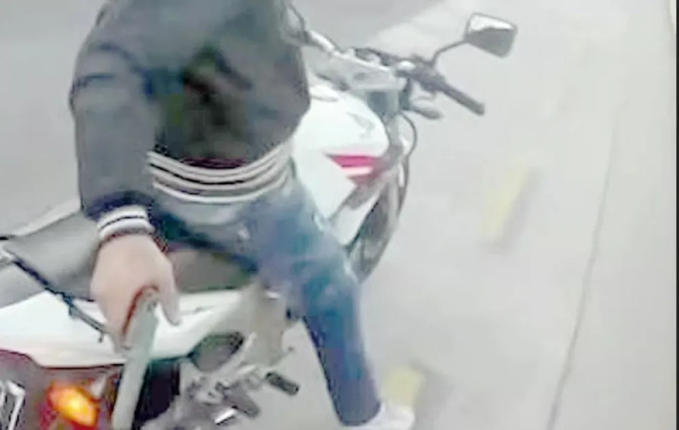 Pistolero en moto atacó a tiros a joven en las cercanías de una escuela y lo hirió en una pierna