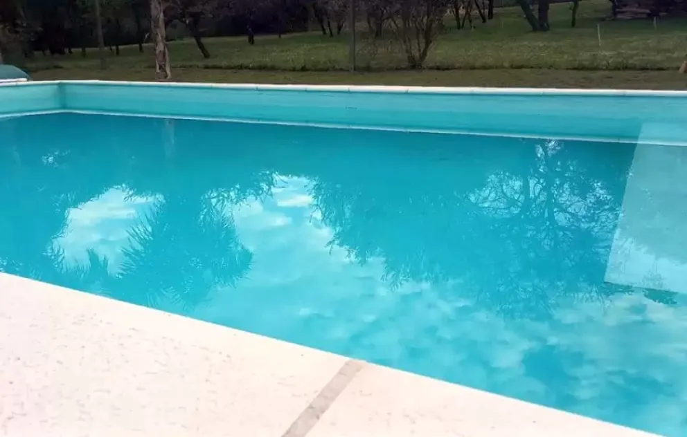 Tragedia en Córdoba: un niño de dos años cayó a la pileta de su casa y se ahogó