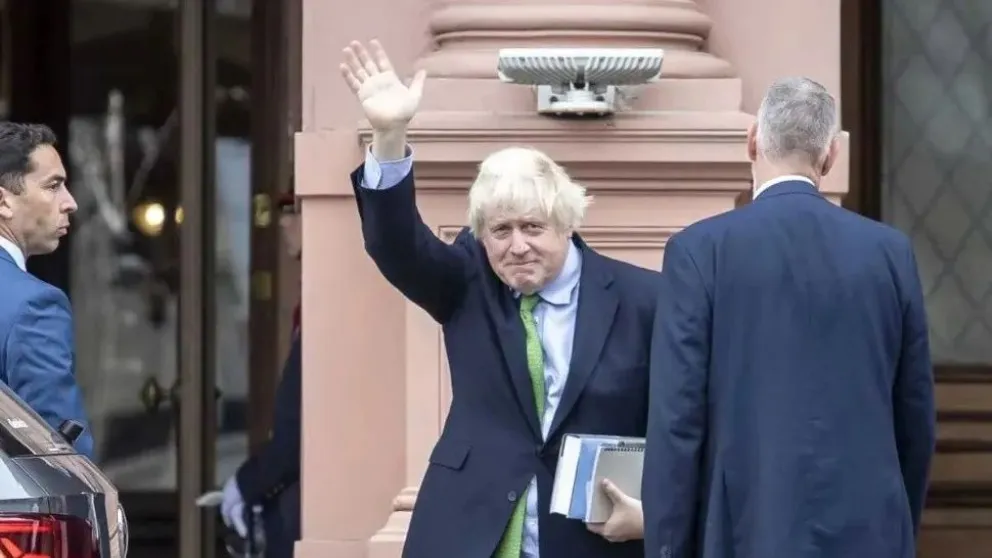 Boris Johnson se reunió con Javier Milei y le regaló sus memorias