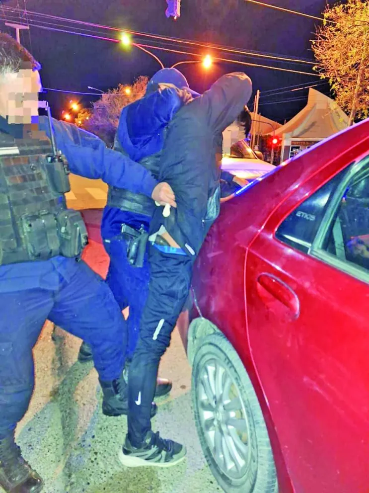 Coincidencia? Un baleado grave en barrio Las Flores y un sujeto detenido con dos armas de fuego en un Uber tras un hurto de un celular