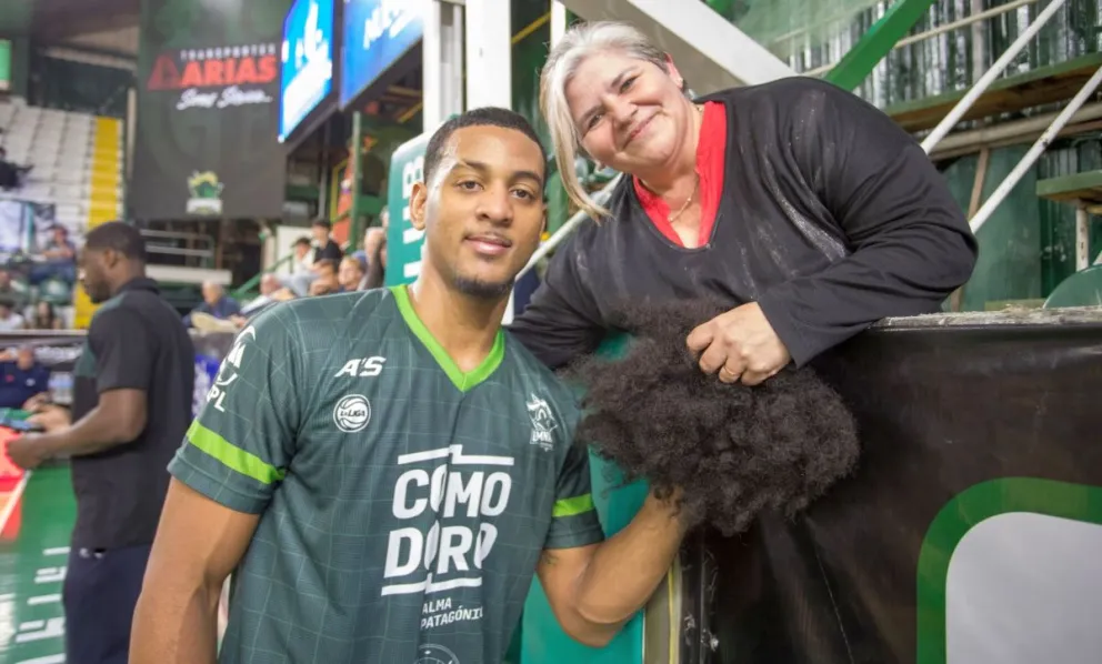 Amor y solidaridad: El jugador de Gimnasia Marcos Chacón donó su pelo a “Una sonrisa en tu cabeza” en el Socios Fundadores
