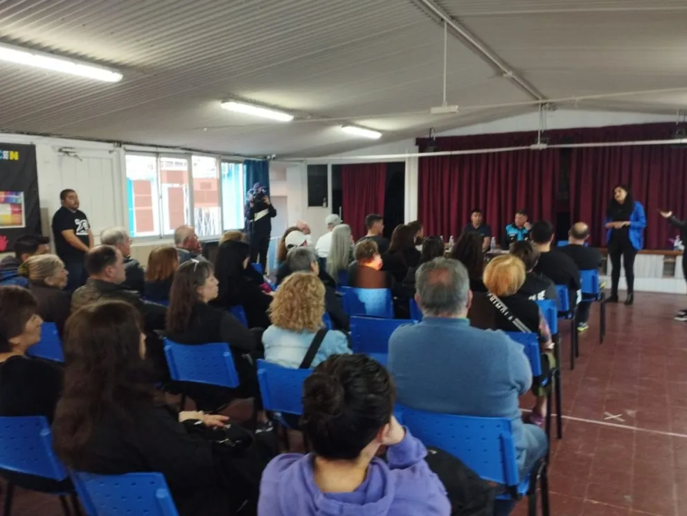 Vecinos del barrio Roca participaron de una reunión con autoridades policiales para abordar la inseguridad en la zona