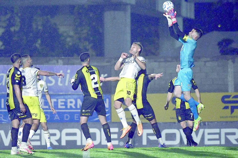 Deportivo Madryn sigue en carrera por el ascenso
