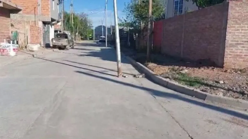 Insólito “error operativo” dejó varios postes en medio de una calle asfaltada
