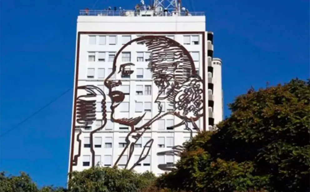 La gestión de Milei evalúa demoler el edificio con la imagen de Evita: "No es contra el peronismo, es para abrir el tránsito", argumentan