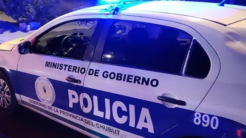 Rompiendo vidrio de ventana a “mazazos” ladrones armados se meten a una casa y asaltan al dueño