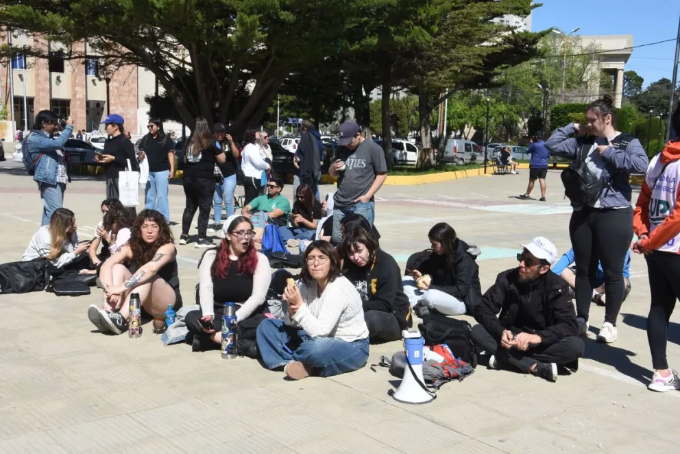 Hubo clase pública y radio abierta en defensa del derecho a la educación en la plaza San Martín