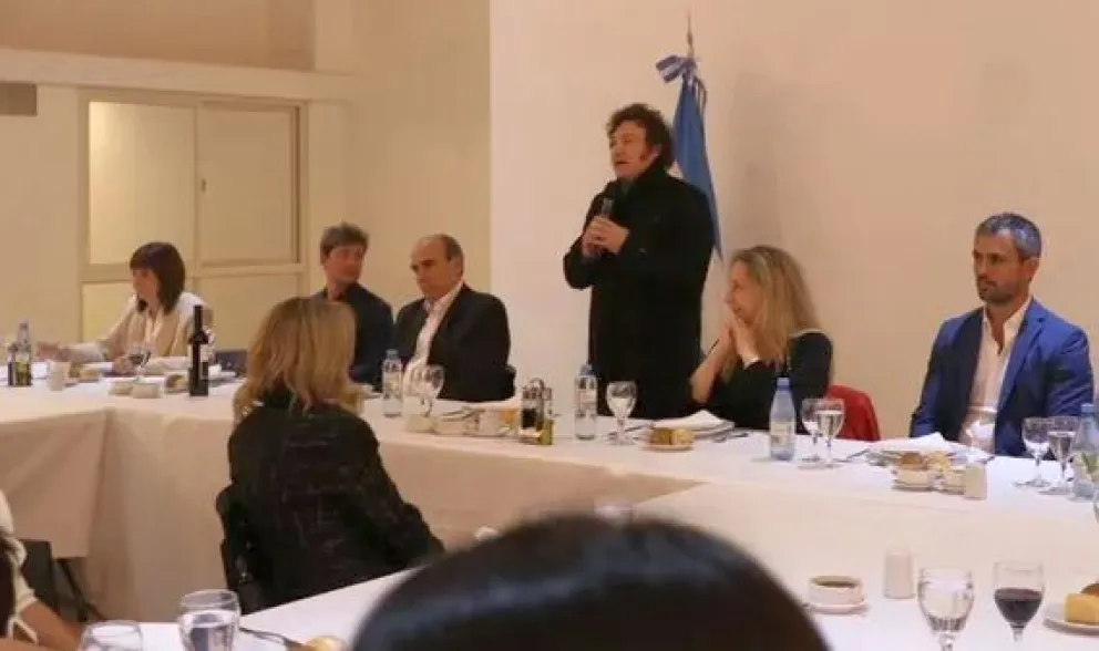 ¿Otro asado para “héroes”?: Milei invitó a cenar a Olivos a gobernadores por el veto universitario