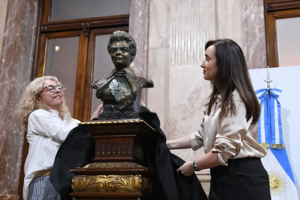 Ayer se inauguró un busto de Isabel Martínez de Perón en el Senado