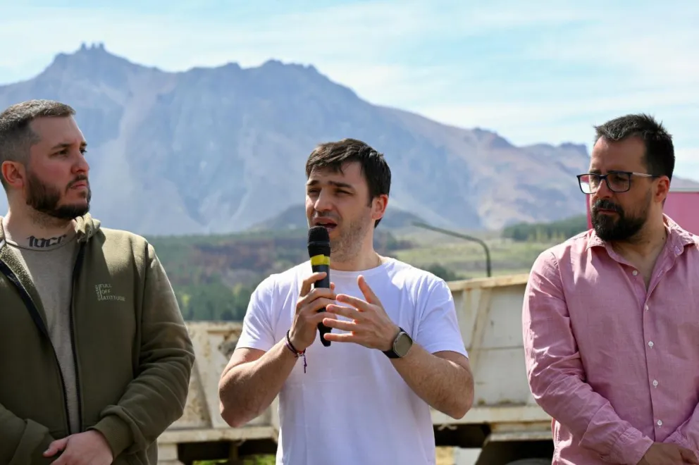 Torres encabezó firma de convenios por obras de infraestructura urbana y entregó lotes a familias de Esquel