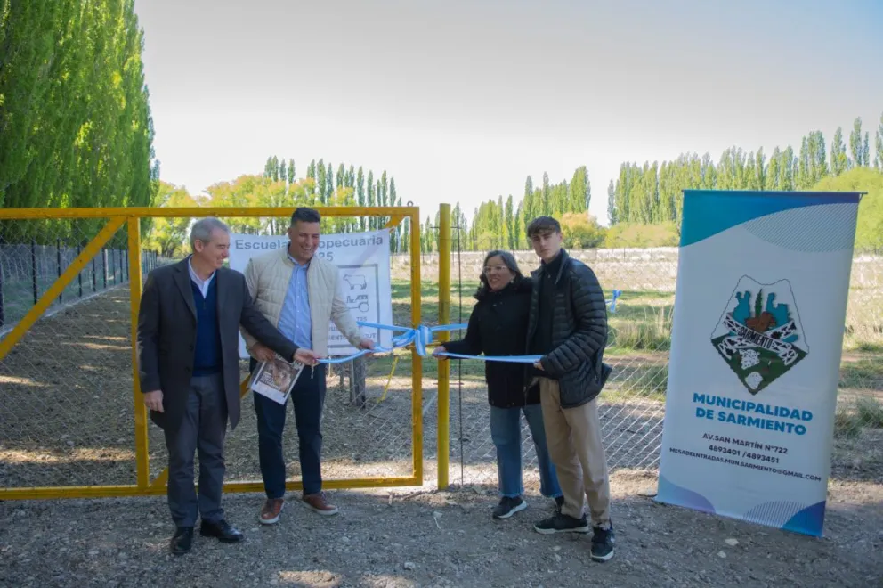 PAE junto al Municipio de Sarmiento inauguró cerco para la escuela agraria y donó equipamiento a Bomberos