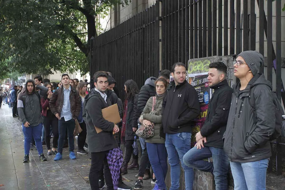 Caída del empleo: 147.000 registrados menos y 132 mil trabajadores informales más en el último año