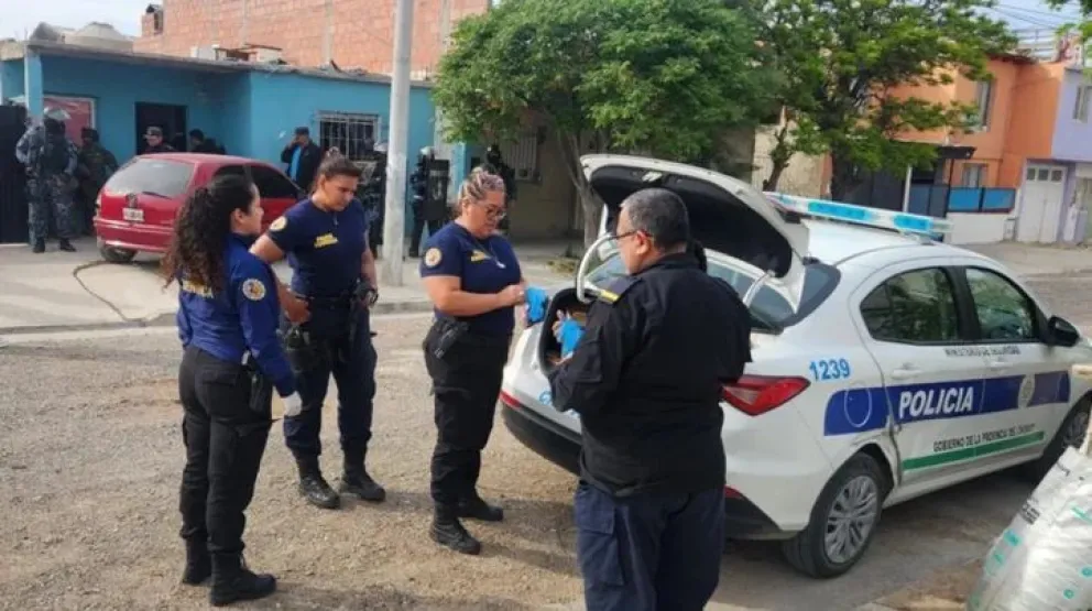 Mataron a un joven de 18 años y luego padre e hijo se entregaron en una comisaría