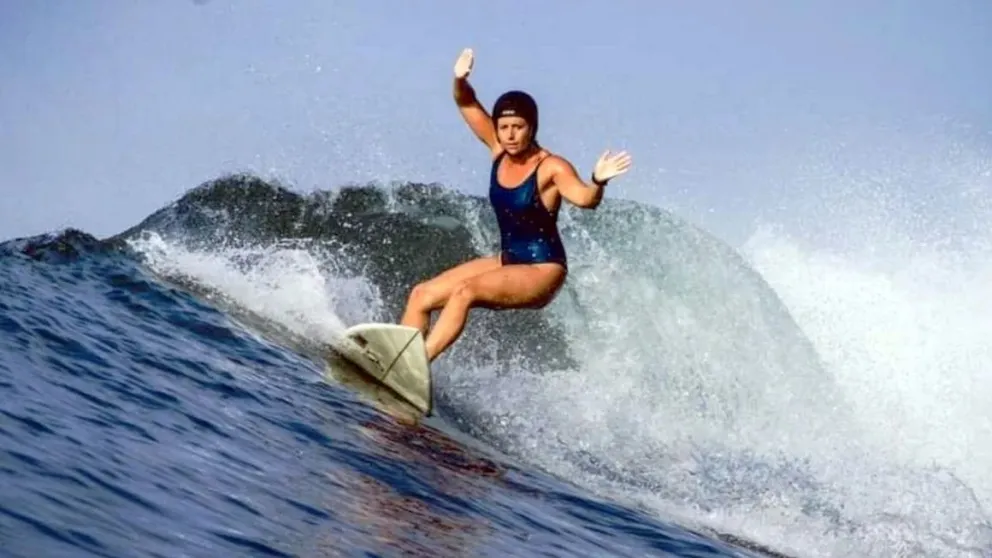 Trágica muerte de Surfista Italiana: Un pez le atravesó el pecho en las costas de Indonesia