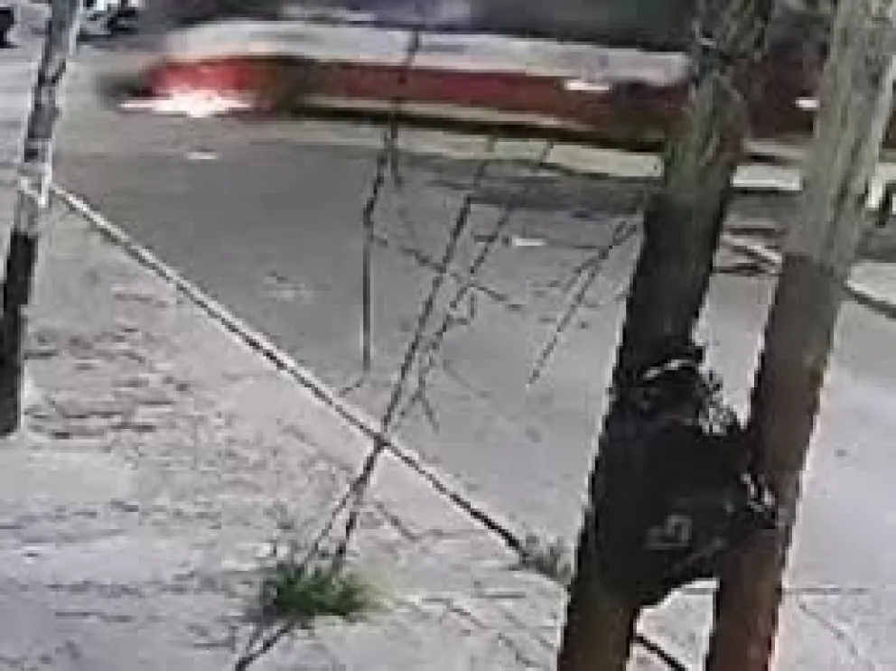Un joven de 16 años manejaba parado una moto cuando fue arrollado por un colectivo