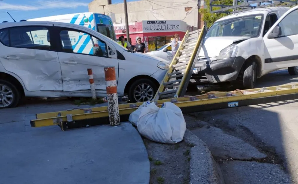 Dos vehículos colisionaron en Alsina y Dorrego y vecinos insisten en la colocación de reductores