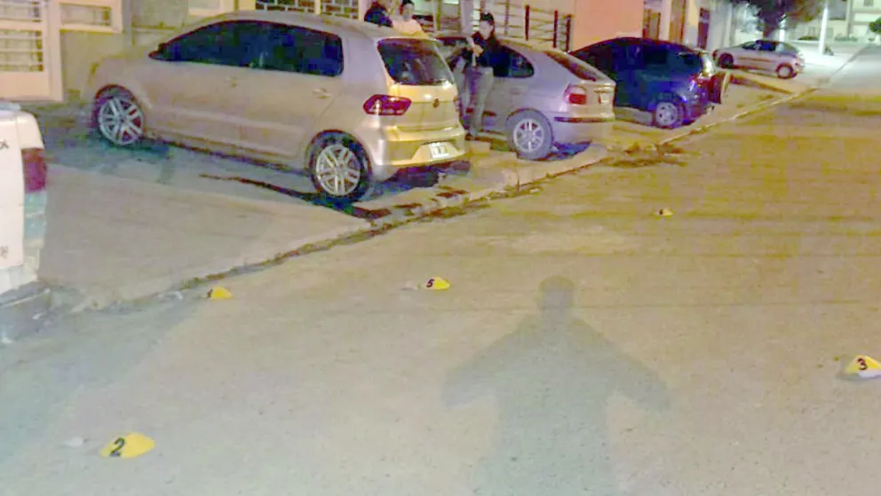 Atacaron a balazos el auto y la casa de una joven mujer en barrio Roca