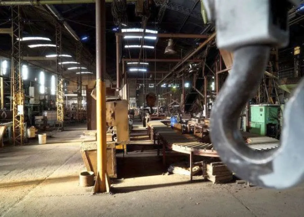 La actividad económica sigue hundida, con la industria por el piso y el agro y la minería atemperando levemente la recesión